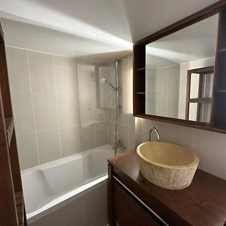 Artist In Le Marais Parijs